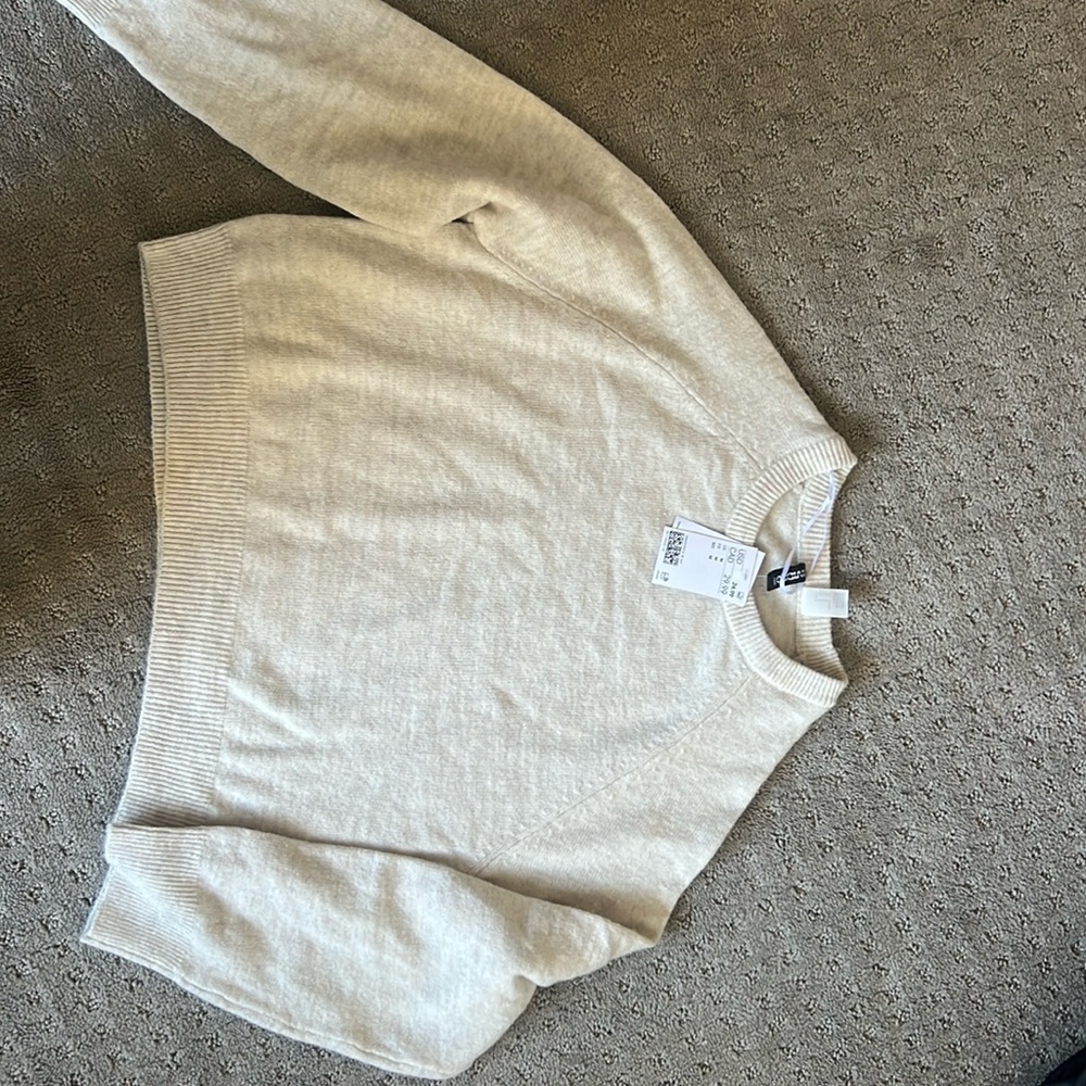 NWT H&M sweater. Size medium.